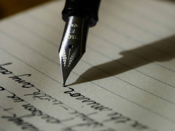 Maîtrisez l'art de la calligraphie avec le porte-plume idéal