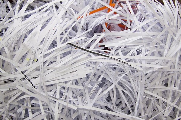 Quelle Huile Utiliser pour Votre Destructeur de Documents ? Guide Pratique